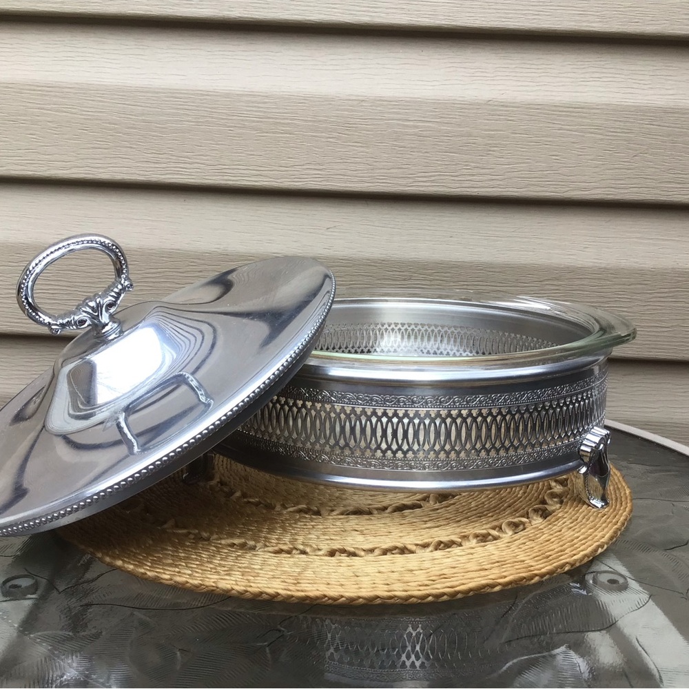 Elegant Vintage Covered Dish Holder w/ Pyrex 2 Qt Dish!